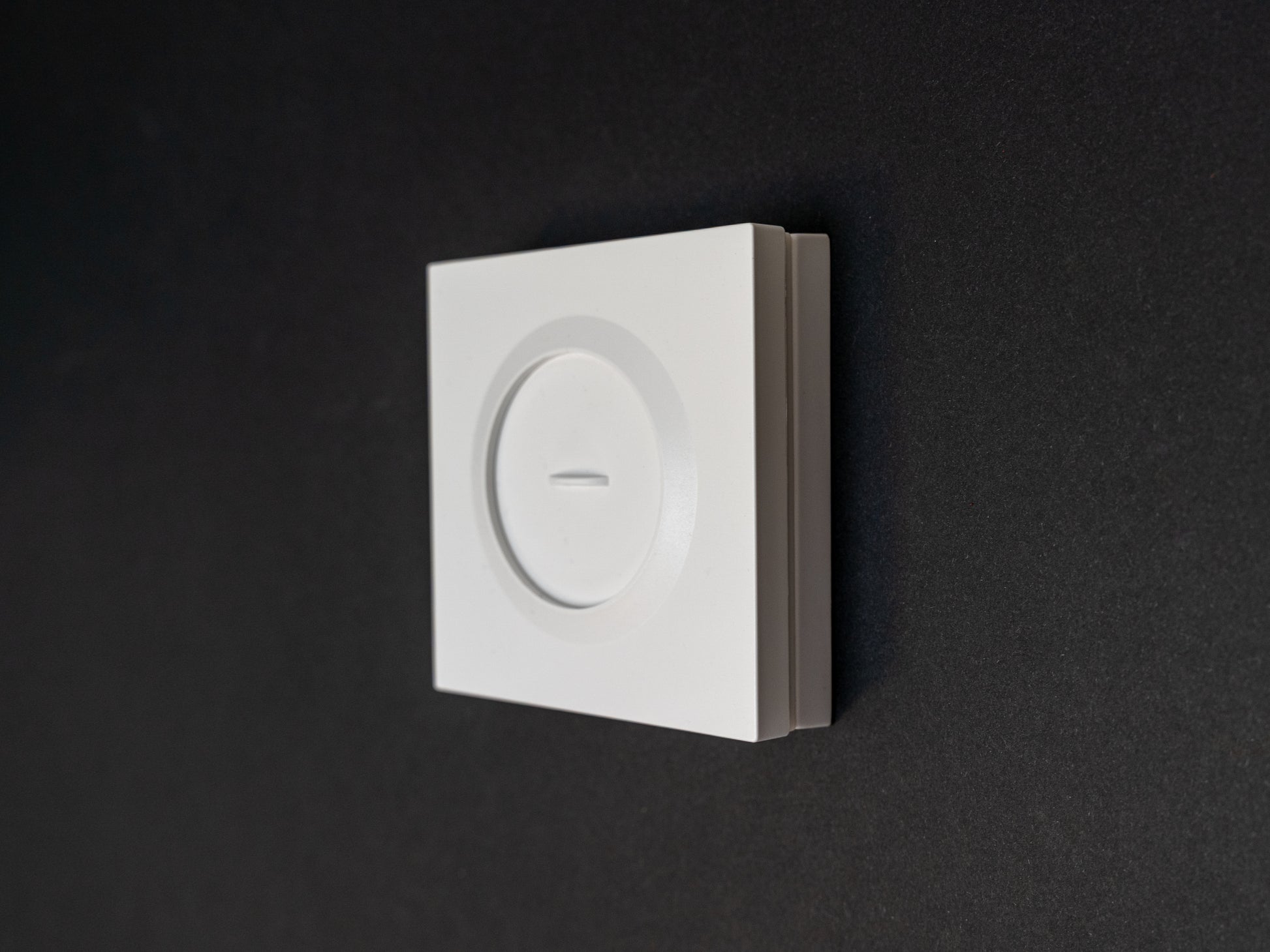 UK Light Switch adapter for SONOFF Orb 4-in-1 Zigbee Smart Scene Button in white. Screw on with existing switch screws